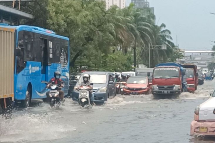 Hujan Deras, Sejumlah Jalan di Jakarta Utara Terendam Banjir 10-50 Cm