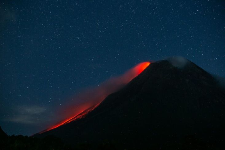 Gunung Merapi Muntahkan Guguran Lava Pijar Lima Kali ke Arah Barat Daya
