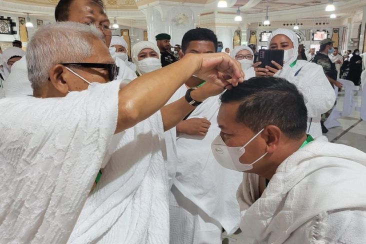 Momen Wapres KH Maruf Amin Potong Rambut KSAL saat Prosesi Ibadah Haji 2022