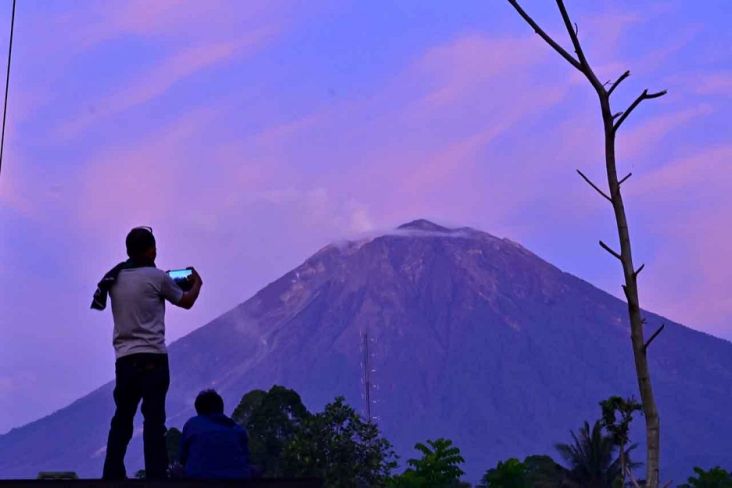 Gunung Semeru Mengalami 14 Kali Gempa Letusan Sejak Kemarin