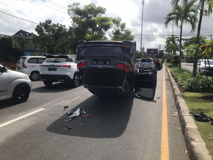Kecelakaan Beruntun di Bali, 1 Mobil Terguling Timpa 2 Kendaraan di Jalan