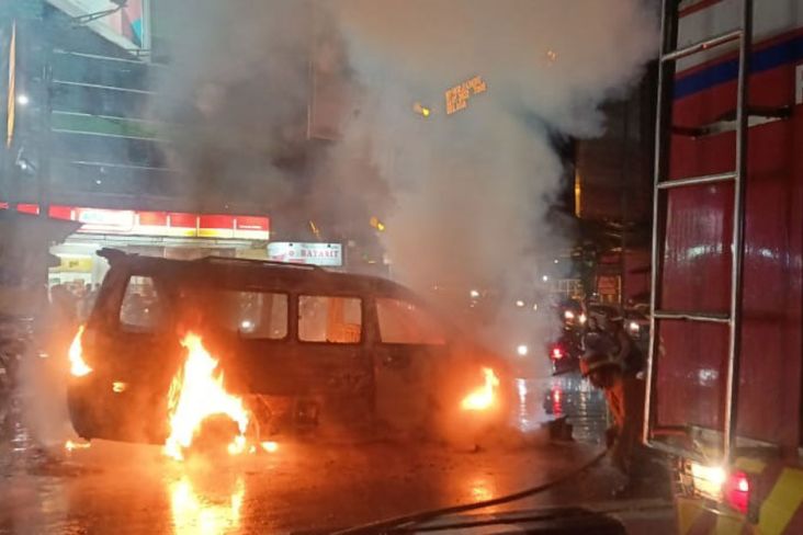 Diduga Korsleting Mesin, Angkot Terbakar di Simpang Jambu Dua Bogor