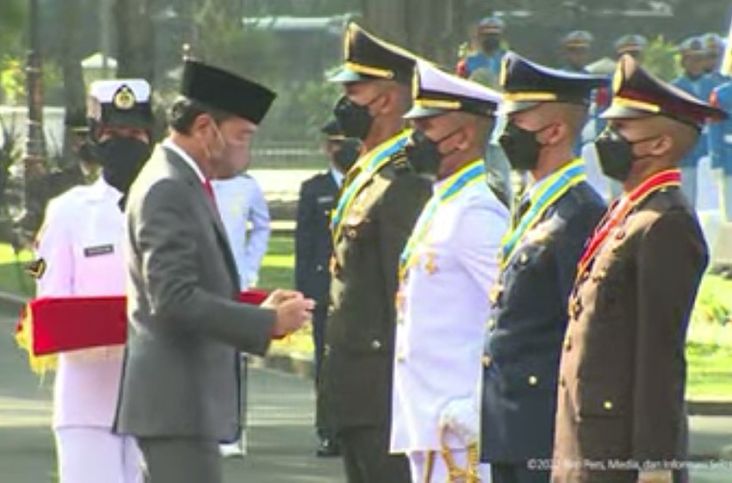 Jokowi Lantik Perwira TNI-Polri, Pimpin 4 Peraih Adhi Makayasa 2022 Bacakan Sumpah