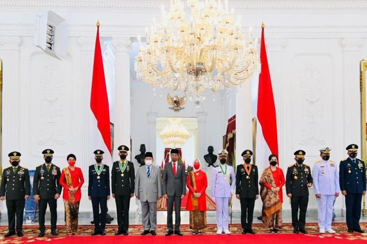Kompak! Momen Prabowo Dampingi Presiden Jokowi dalam Pelantikan Perwira TNI-Polri di Istana
