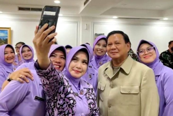 Dari Pose Kalem hingga Komando, Ini Momen Ibu-ibu Serbu Prabowo: Selfie, Pak!