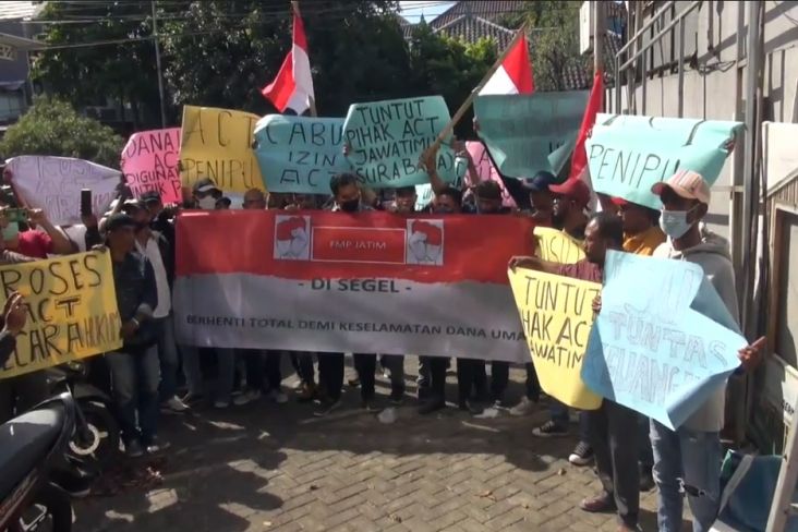 Massa Forum Merah Putih Geruduk dan Segel Kantor ACT Jawa Timur