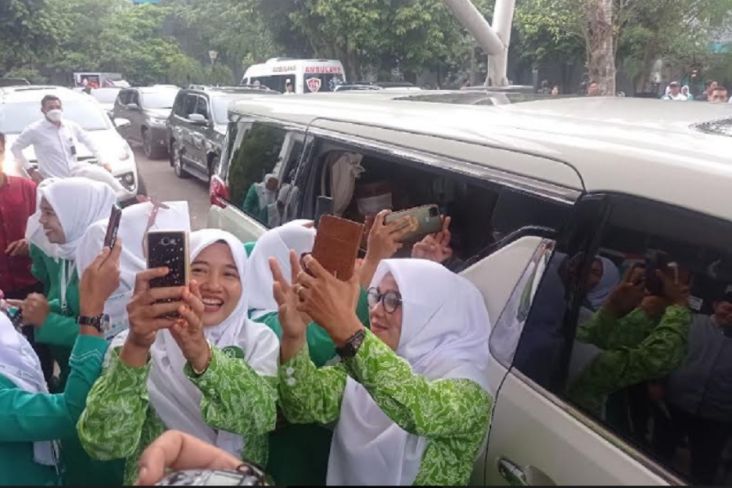 Momen Prabowo Diserbu Emak-Emak Peserta Kongres Fatayat NU