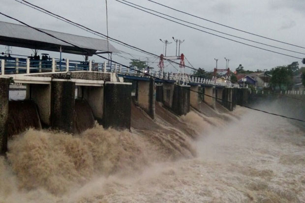 Waspada Hujan Lebat di Jabodetabek, Pos Angke Hulu Naik Siaga 1