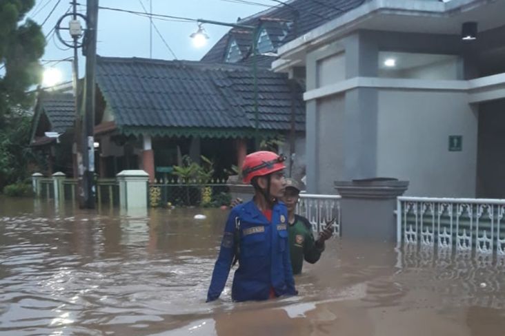 Warga Depok Terjebak Banjir, BNPB: 57 KK Berhasil Dievakuasi