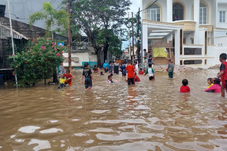 Banjir Merendam Kembangan Utara, Ratusan Warga Mengungsi