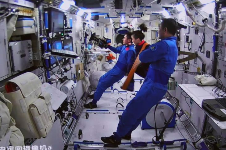Astronot China Mulai Keluhkan Popok yang Terlalu Berat dan Bikin Alat Vital Tidak Nyaman