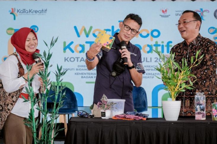 Berdayakan Emak-Emak, Sandiaga Borong 200 Tas Belanja Ramah Lingkungan untuk Masuk Nur Corner
