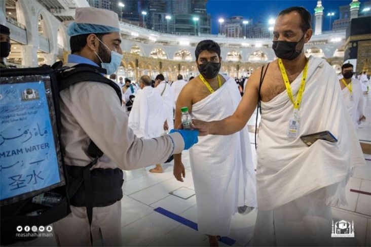 Masjidil Haram Bagikan 12 Juta Liter Air Zamzam untuk Jemaah Haji