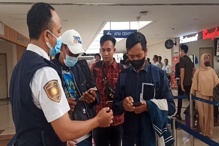 Hari Pertama Aturan Baru Wajib Booster, Bandara Juanda Tetap Ramai