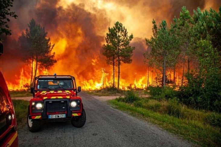 Kebakaran di Barat Daya Prancis Hanguskan 10.000 Hektare Hutan