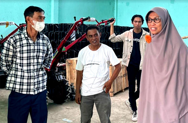 Cegah Ada Pungli, Rahmi Pantau Penyerahan Bantuan Hand Traktor ke Masyarakat