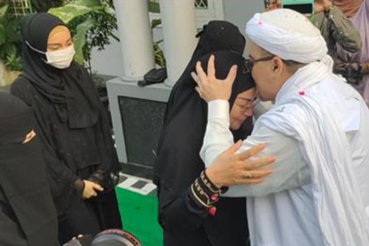Disambut Keluarga di Petamburan, Habib Rizieq Cium Kening Istri
