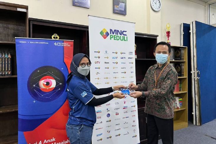 MNC Peduli Bersama Essilor Gelar Pemeriksaan Mata dan Bagikan Kacamata Gratis di Sekolah SMART Ekselensia Bogor