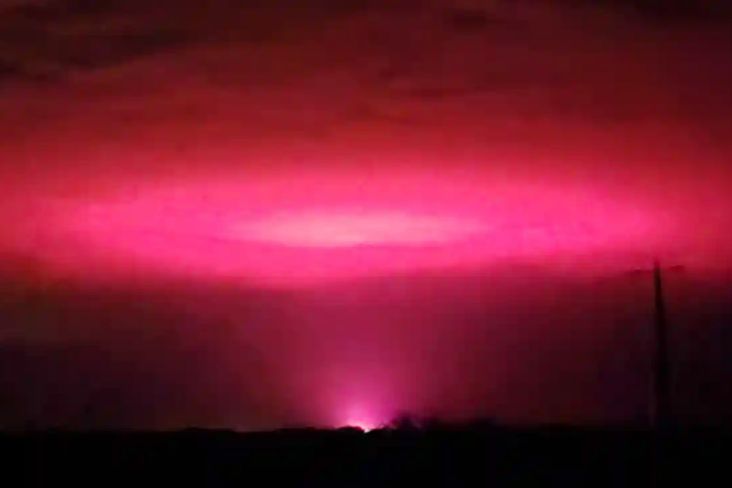 Cahaya Merah Muda Muncul di Langit Kota Australia, Invasi Alien?