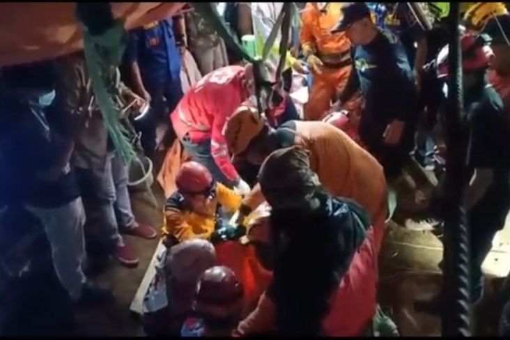 3 Pekerja Bangunan Tertimbun Longsor, Butuh 12 Jam untuk Evakuasi Korban