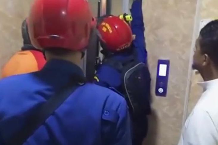 Evakuasi Lansia Terjebak di Lift Kawasan Pancoran Berlangsung Dramatis