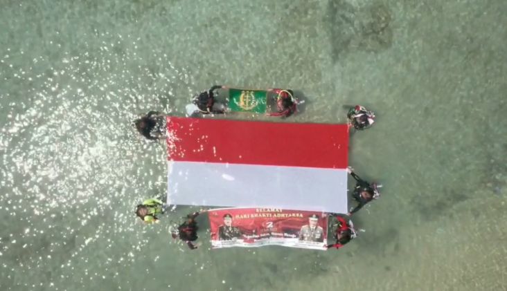 Cabjari Natuna Kibarkan Bendera Merah Putih dan Panji Adhiyaksa di Bawah Laut