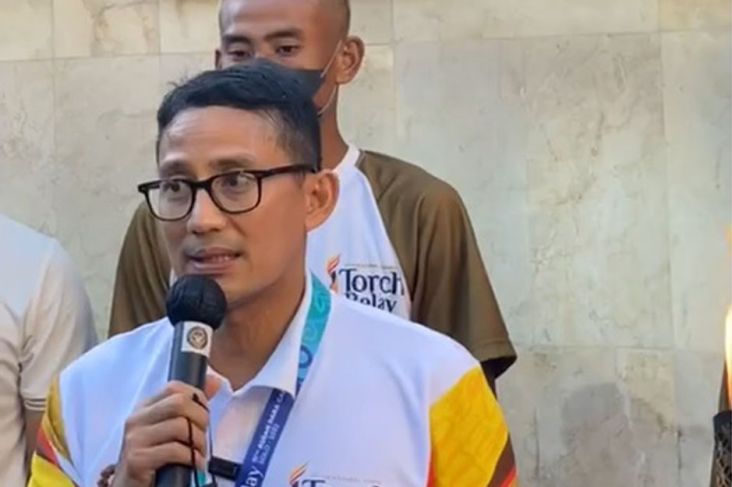 Sandiaga Uno Berpantun saat Ikuti Kirab Obor ASEAN Para Games 2022