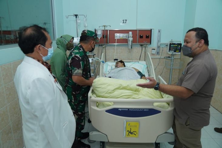 Jenderal Dudung Kunjungi Istri Anggota TNI AD Korban Penembakan di Semarang