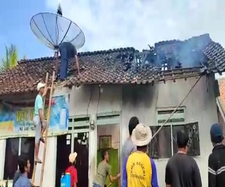 Diduga Korsleting Listrik, Rumah Warga Pringsewu Terbakar