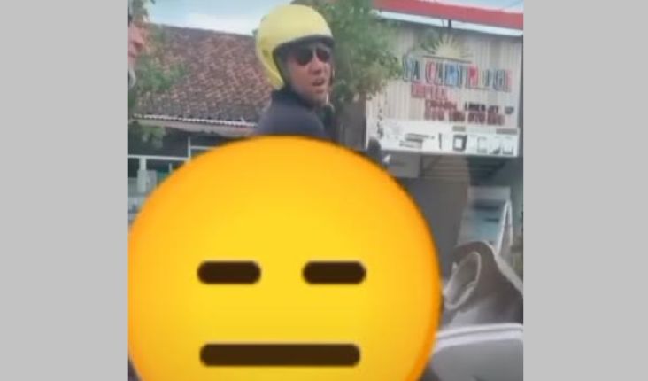 Viral Bule Kencing di Motor Sambil Tunggu Lampu Merah di Bali