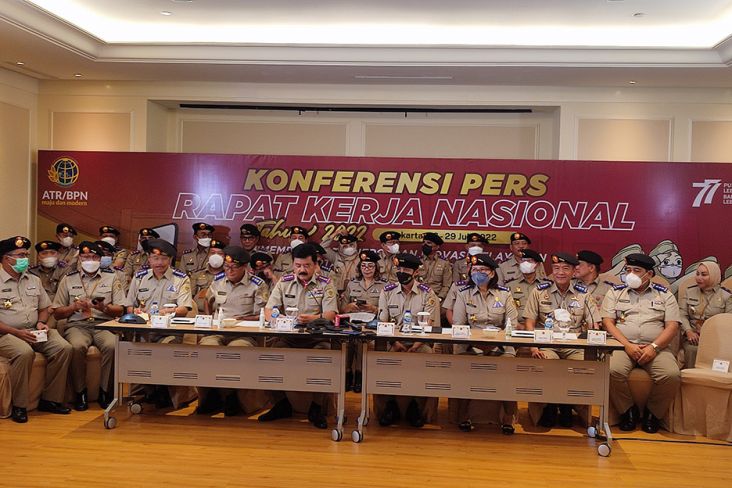Kakanwil BPN Pakai Baret dan Tongkat Komando, Menteri Hadi Ungkap Alasannya