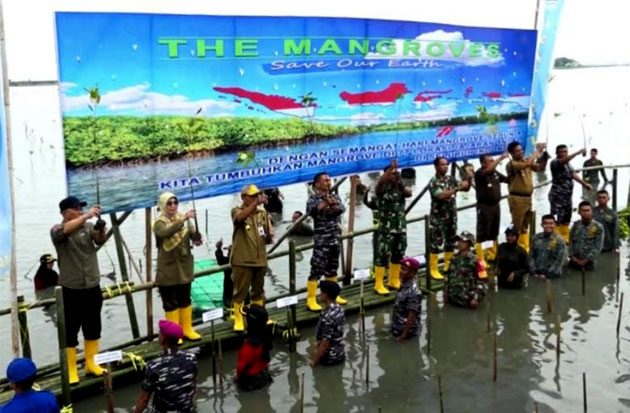 Lantamal VI Makassar Tanam 5.000 Bibit Mangrove di Pesisir Pantai Untia