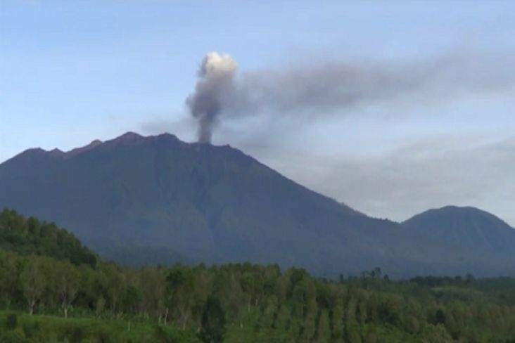 Gunung Raung Meletus, Abu Vulkanik Menyembur 1.500 Meter ke Dua Arah