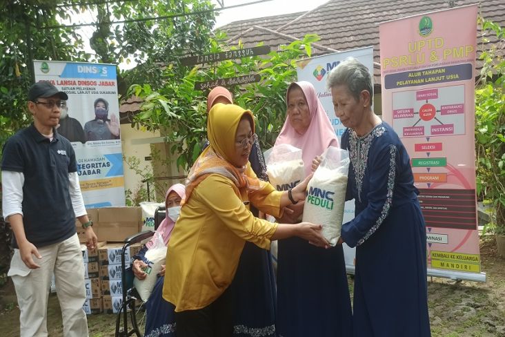 Peringati HLUN, MNC Peduli Salurkan Kebutuhan Pokok Bagi Lansia di Sukabumi