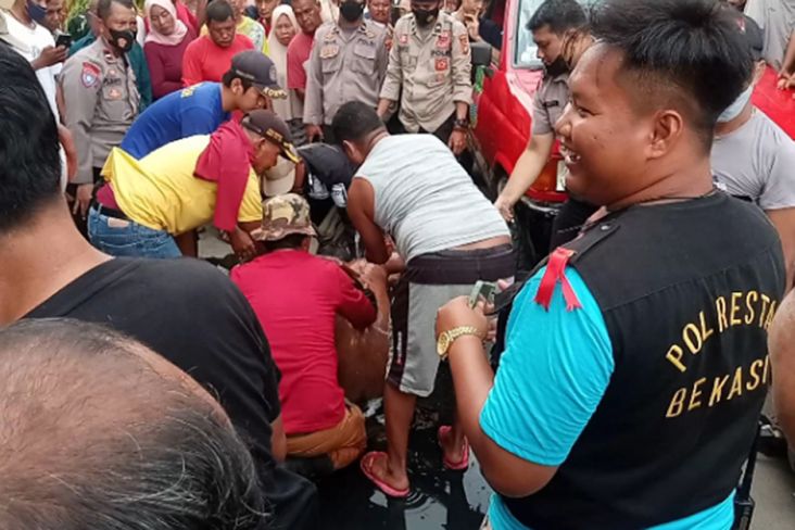 Gempar! Pria Bekasi Ngumpet di Gorong-gorong Sempit dan Berlumpur Selama 6 Jam