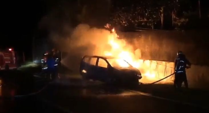 Minibus Terbakar di Jalan Raya Cirebon-Bandung, 3 Penumpang Selamat