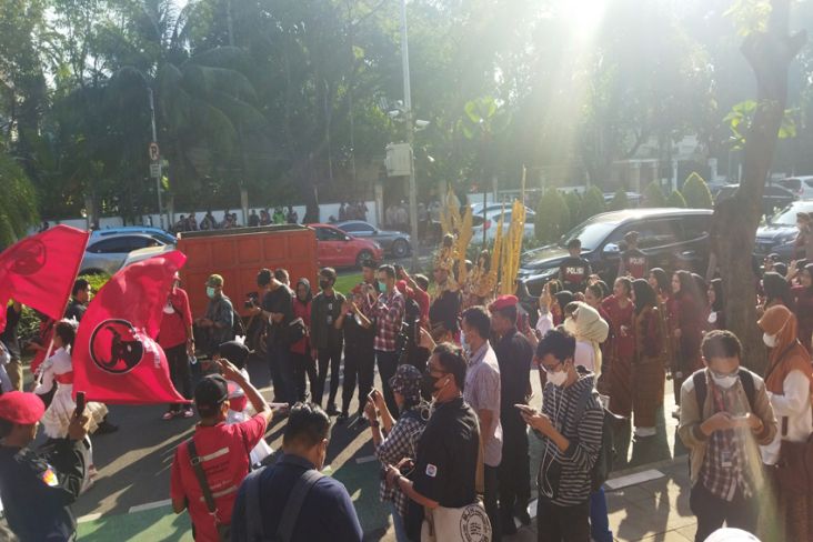 Arak-arakan Massa PDIP Tiba di KPU Pusat, Jalan Imam Bonjol Arah Sudirman Macet