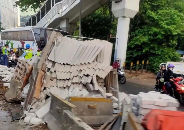 Truk Hebel Terbalik di Jalan Gatot Subroto, Arus Lalu Lintas Macet Arah Cawang
