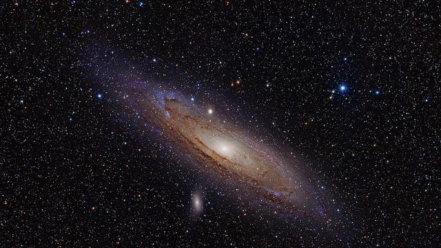 NASA Memperlihatkan Galaksi Andromeda Terbesar di Antariksa