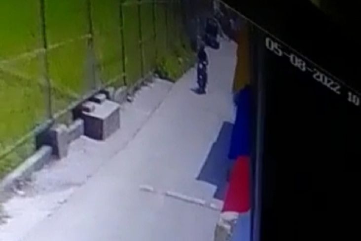 Petugas PLN Gadungan Curi HP di Limbangan Garut, Aksinya Terekam CCTV