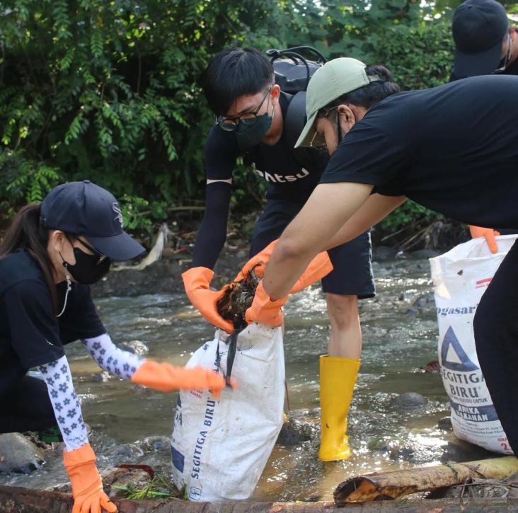 Dorong Lingkungan Bebas Emisi, Dentsu Indonesia Bersih-bersih Sungai