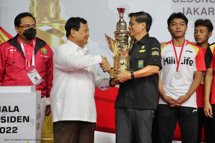 Wakili Jokowi, Prabowo Serahkan Piala Presiden Kejuaraan Bulu Tangkis ke Tim Jawa Tengah