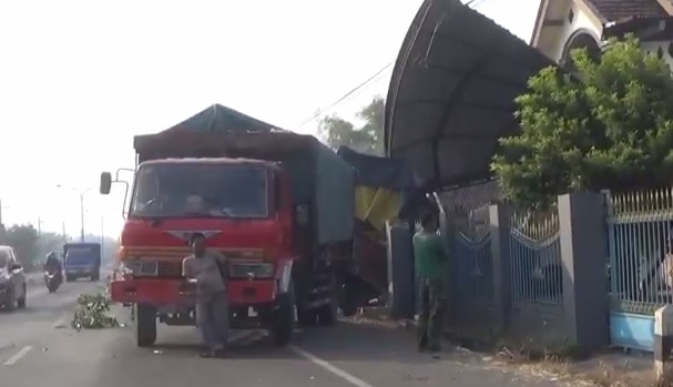 Ngeri! Truk Gandeng Terguling Timpa Teras Rumah Warga di Jombang