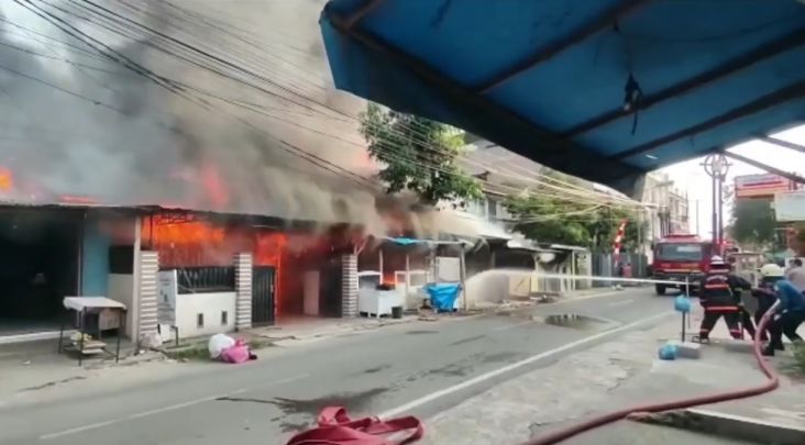 Mesin AC Berasap dan Meledak, 4 Rumah di Medan Ludes Terbakar