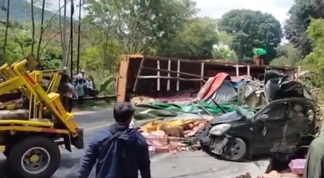 Ngeri! Truk Rem Blong Tabrak 2 Kendaraan di Jalur Gentong Tasikmalaya, 2 Tewas 7 Terluka