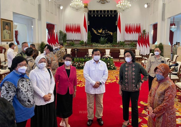 Momen Prabowo Bercengkerama dengan para Srikandi Kabinet Indonesia Maju