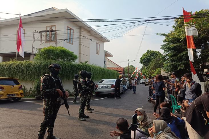 Penampakan Anggota Brimob Bersenjata Lengkap Datangi Rumah Ferdy Sambo