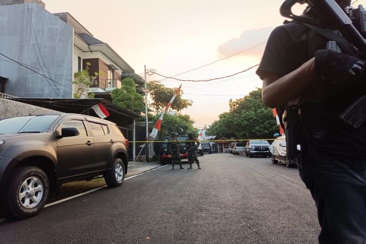 Situasi Terkini Rumah Ferdy Sambo, Pasukan Brimob Masih Berjaga di Depan Garis Polisi