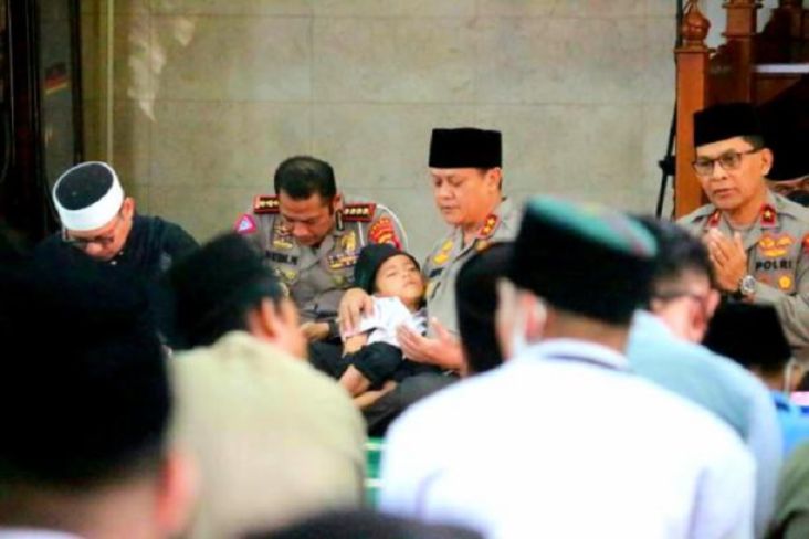 Kapolda Banten Ajak Anak Yatim Tidur di Pangkuannya, Lemkapi: Patut Dicontoh