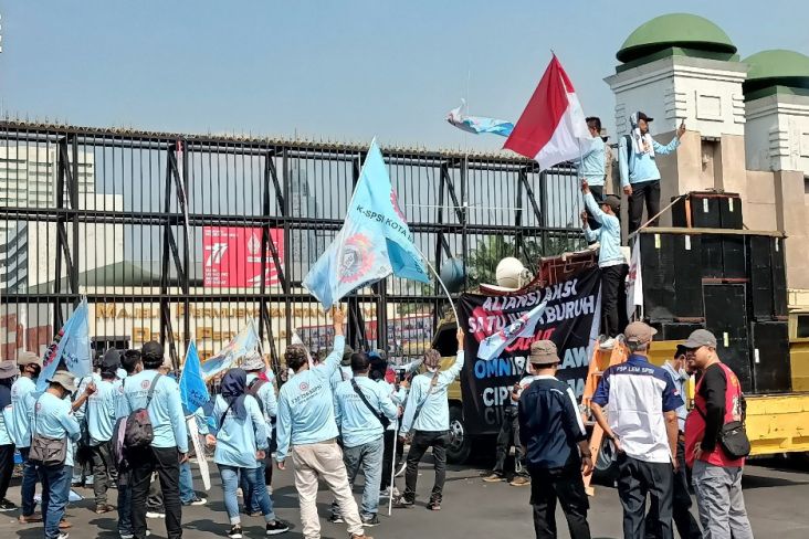 Ratusan Buruh Mulai Datangi Gedung DPR, Arus Lalin Masih Ramai Lancar